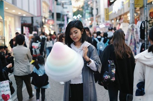 Start the trip in Tokyo only to get some of this rainbow floss with berry flavored. .
Happening in Takeshita street, Harajuku. Couple of boys ask this rainbow floss for their snapshot.

Ps : my phone is broken please DM or email me for an urgent.