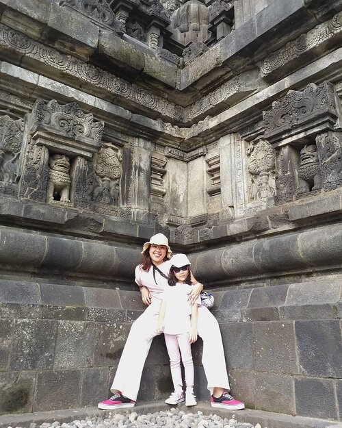 you and me, always.. and for-e-ver! 👩‍👧.#yousingyoulose #mimakejogja #candiprambanan #pardonthengangkangness #clozetteid