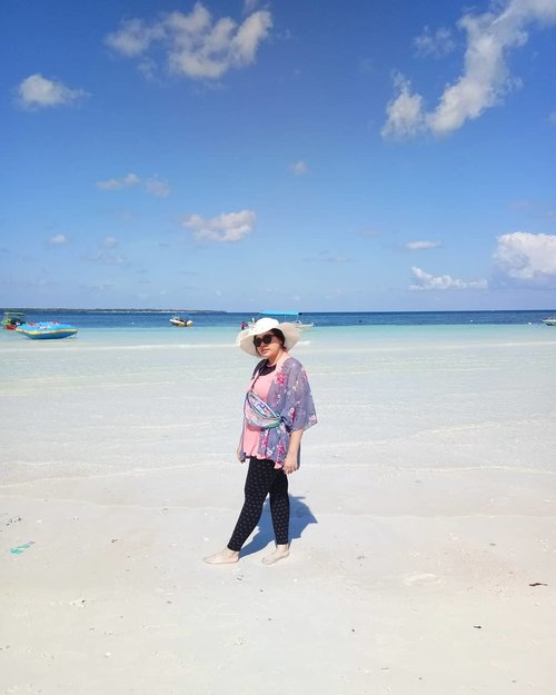 White sand, wave, blue sky. 
I wish i could see you everyday ❤
.
.
.
#holiday #sobatinsta #sobattajir #tanjungbira #bira #birabeach #pasirputih #visitindonesia #instatravel #visittanjungbira #sulawesiselatan #southsulawesi #bluesky #ClozetteID