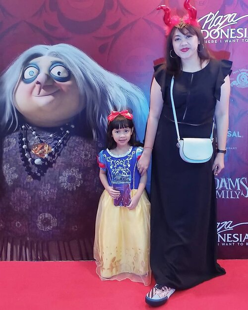 Mima & Kanaya #MeetTheAddams 🖤.Ngenalin Kanaya sama karakter baru yang non cantik seperti princess gitu.Ada Gomez Addams, Morticia, Wednesday, Pugsley dan juga karakter lain di film The Addams Family..Ceritanya lucu & menarik, seputar family gitu.. so sweet 🖤Kalau karakter favorit Kanaya itu Wednesday loh! Pas ditanya kenapa, jawabnya karena dia cantik dan pinter di sekolah. Oh waw! 😂.Pengen tau cerita soal karakter yang disuka Kanaya? Sebentar lagi tayang kok, tunggu The Addams Family tanggal 25 Oktober di bioskop yah!.#TheAddamsFamilyxCID #MeetTheAddams #ClozetteID