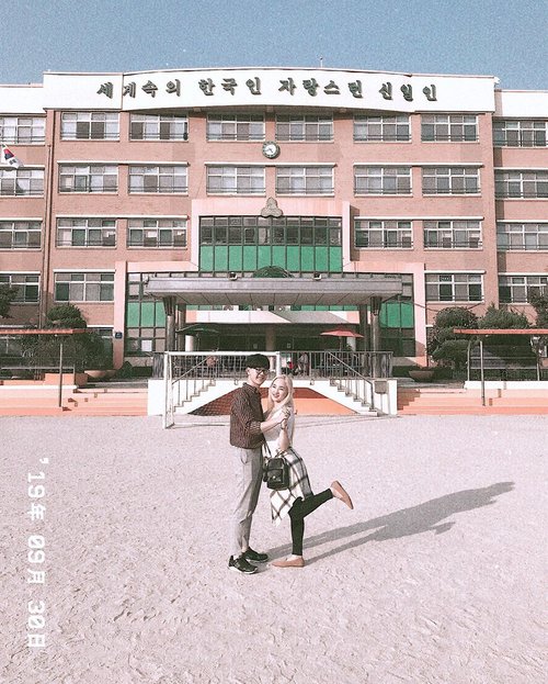 •09.30.2019•You and me in front of primary school.It’s meaningful and wonderful day with my husband. Next time i want to be there with our kids👨‍👩‍👧‍👦-Any different between Korea and Indonesia primary school? 📝-#sohanexplorekorea#soyanchildhood#clozetteid