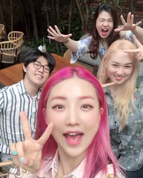 Take our energyyyyy gengs! 🤳💃🕺Example of how to make best boomerang pose ㅋㅋㅋ💯💯•Ps . Why there is only Han seo bang in last photo? I donno Yoora sent it to me 😂😂😂😂 Yoohoo-#yooraxsohan
