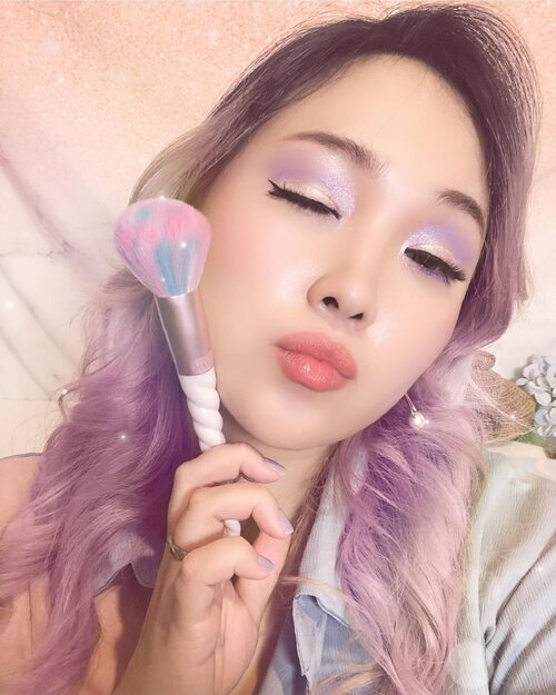 안뇽~ Have you guys already watched #brushchallenge video?😗 i did cover makeup “pastel” @ponysmakeup x @morphebrushes !!I used morphe 351 Icy Fantasy eyeshadow (thank you @caroline.kosasi borrows)-I am preparing the 1min short tutorial video. So stay tune ya guys. 💜💜💜💜💜👇🏼siapa cinta warna purple?