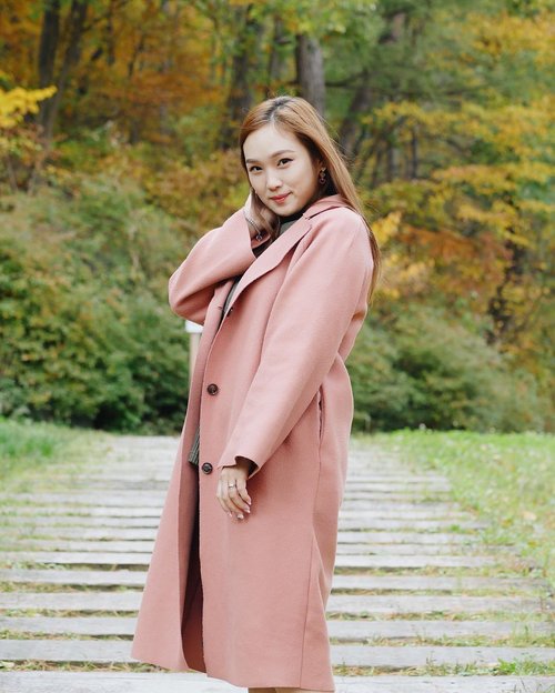 수줍은척 집어치워어어어!!ㅋㅋㅋ 죄송해요 저도 왜 저렇게 찍었는지 모르겠어요ㅋㅋㅋ 가을 탔나봐?
여긴 더워요 ㅋㅋㅋ 핫썸머 추위를 피하고 싶으시다면 일로오세요ㅋㅋ
-
Guys this is the Autumn #ootd in Korea wkwkw The pink coat price is Hanya!! 30,000won in Gangnam underground shopping area. Kamu suka ootd? 🤗
#autumn #korea #travel