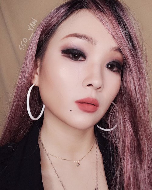 Hello gengs~ Try guess who’s makeup transformation?😆 if you guys know who is she, try answer on comments😘Hint: many people request this makeup from my instastory ❤️#covermakeup #transformationmakeup