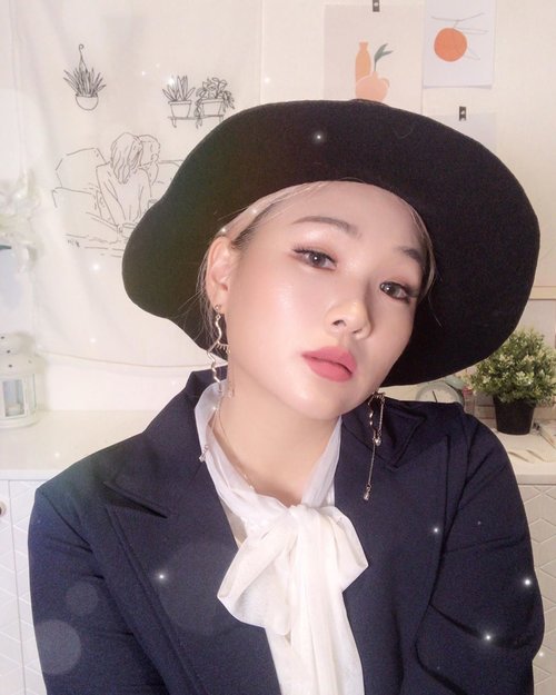 Hello Ladies and Gentlemen!👯‍♂️I am trying to do cover makeup of @chungha_official look on her instagram!💁🏼‍♀️-I know it’s not same but i tried my best to make feeling like her! Personally i love this formal look with floppy hat!💜💜-Let me post cover makeup video as soon as possible hohoBy the way how do you think is it similar with Chung ha?😏-#clozetteid #chungha