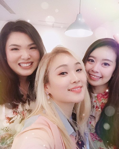 🌟Let me introduce my Bloggers friends!❤️🦄
I am so happy to meet this all nice friends in @bloggirls.id 
And it's already one year! Happy Anniversary😊
Lastly one quote i want to share
"Lucky are those who find true loyal friends in fake world."
#friendshipquotes #friendsquotes
-
제 친구들을 소개합니다~ 같이 블로거 하는 친구들인데 다들 개성넘치고 열정넘치고 가식없는? 친구들이에요 이렇게 지내고 있다구요 ㅎ 😊😂