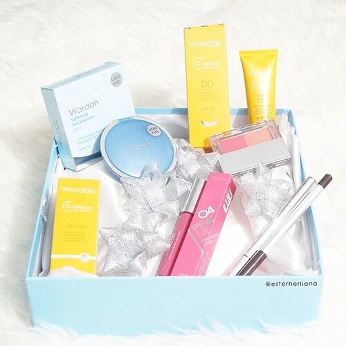 Di bulan januari lalu,  aku mendapatkan beauty hampers dari @wardahbeauty x @clozetteid , mau tau produk apa saja yang aku dapat? 🌸Read on my blog (link on my bio) ,  aku akan unboxing hampers cantik ini dan aku juga akan re-create salah satu makeup look wardah for JFW 2017.#wardahxclozetteidreview #wardahyouniverse #clozetteid #clozetteidreview