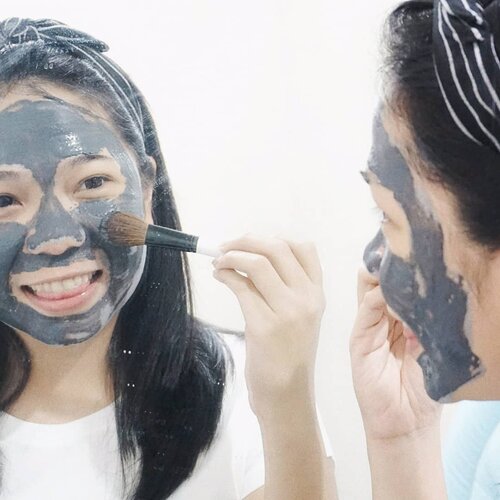 Charcoal Clay Mask untuk detox dari @thesoco.id .. Ternyata wajah itu penting loh untuk di detox minimal satu minggu sekali untuk memastikan wajah benar benar bersih dari kotoran dan bakteri penyebab jerawat.Aku sukaaaa banget charcoal mask dari @thesoco.id , sudah aku full review di blog. Ada tips pemakaian juga untuk kulit sensitif. Lets click link on my bio : www.esterherliana.com. 💖#clozetteid #bdgbbxthesocoid #bdgbbxthesoco #reviewthesoco #charcoalmask #claymask #thesoco #charisceleb #bloggermafia #indobeautysquad