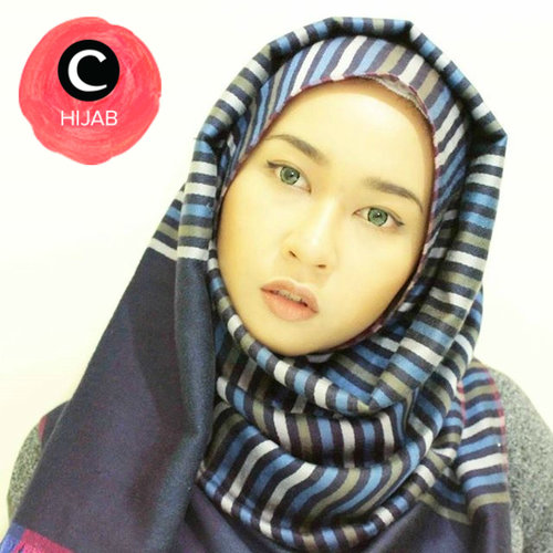 Hijab bermotif dengan makeup nude yang lembut akan membuat kecantikanmu terpancar alami. Simak inspirasi gaya di Hijab Update dari para Clozetters hari ini, di sini http://bit.ly/clozettehijab. Image shared by Clozetter: allseebee. Yuk, share juga gaya hijab andalan kamu.