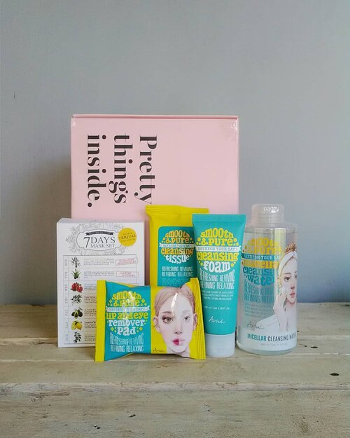 Seneng banget beberapa hari yang lalu aku dapet paket dari @ariul_id dan @sociolla @beautyjournal yang isinya rangkaian Ariul Smooth and Pure Series.
.
Isinya macem-macem nih :

1. Ariul Smooth and Pure Cleansing Foam
Sejenis sabun pembersih wajah yang harus dibilas dengan air. Kalo lagi dirumah aja dan nggak pake make up sama sekali, biasa aku pake cleansing foam aja sih buat bersihin wajah.

2. Ariul Smooth and Pure Micellar Cleansing Water
Sejenis pembersih make up yang butuh bantuan kapas buat aplikasiinnya. Kalo abis pergi-pergian atau abis pake make up aku biasa pake micellar water karena ampuh banget ngangkat sisa make up, debu, dan kotoran diwajah.

3. Ariul Smooth and Pure Lip and Eye Remover Pad
Sejenis pembersih make up khusus bagian mata dan bibir. Biasanya formulanya lebih lembut karena kulit bagian mata dan bibir kan emang lebih tipis. Lip and Eye Remover ada yang bentuknya cair ada juga yang bentuknya pad kaya punyanya Ariul ini.

4. Ariul Smooth and Pure Cleansing Tissue
Sejenis pembersih make up siap pakai yang bentuknya lembaran kayak tisu basah. Aku biasa bawa ini kalo lagi traveling karena lebih simpel dan nggak takut tumpah-tumpah di dalam tas.

5. Ariul 7 Days Mask Set
Nah kalo yang ini sheet mask atau masker siap pakai. Sheet mask ini punya 7 varian, tapi nanti aku bikin postingan terpisah khusus sheet mask ini.
.
Nah ngomongin soal pembersih wajah, biasanya temen-temen lebih seneng dan sering pake pembersih wajah jenis apa nih? Kalo aku sih, menyesuaikan kondisi, hehe.
.
.
Oh iya, kalo mau beli rangkaian produk pembersih @ariul_id Smooth and Pure Series bisa banget beli di @sociolla dan biar dapet diskon pake kode voucher aku : ARLXSBN049
🔹 Diskon 30% (max. cashback Rp 15.000)
🔹 Minimal pembelian Rp 50.000
🔹 Berlaku tanggal 18 Mei - 18 Juni 2020
🔹 Pembelian hanya secara online di sociolla.com
.
.
#clozetteid #sociolla #beautyjournal #socobeautynetwork #sociollabloggernetwork #ariul #ariulsmoothandpure #waktunyaariul #ariuldimanamana #cleansingfoam #micellarwater #lipandeyeremover #cleansingsheet #sheetmask #skincare #review #beauty #blogger #mantrianarani