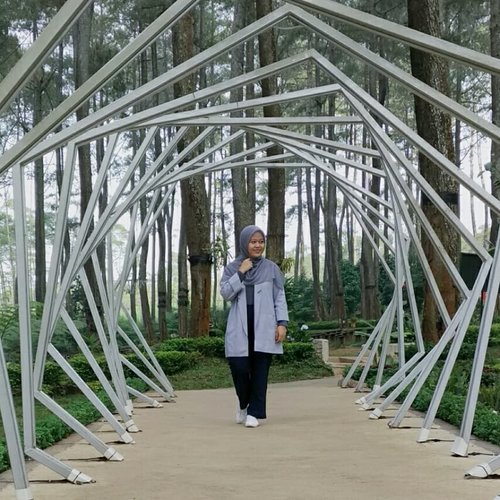 Permisiii, dian sastro versi hijab mau lewat. Titik. (tidak menerima protes dalam bentuk apapun)...#clozetteid #mantrianarani #blogger #ootd #bandung #lembang #orchidforest