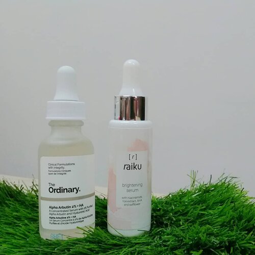 Saatnya pake serum!!!
Ini tahapan keenam skincareku. Untuk sehari-hari aku menggunakan serum setelah toner. Serum bisa memberikan hasil nyata dikulitku.
.
Serum kecintaanku yaitu dari The Ordinary Alpha Arbutine 2% dari @deciem, dulu waktu pertama kali nyobain ini langsung cocok dan manfaatnya kerasa banget. Serum ini menghilangkan noda hitam diwajahku sekaligus membuat kulitku jadi lebih cerah. Aku menggunakan serum ini ketika malam hari agar kerjanya makin maksimal. Kemudian ada juga serum dari @raikubeauty brightening, seperti toner Raiku yang aku punya, serum Raiku ini juga terbuat dari bahan alami sehingga hasilnya nggak bisa terlihat dalam waktu yang cepat. Aku menggunakan serum ini ketika pagi hari. Yang pasti, aku cocok dengan kedua serum ini, hihi.
.
.
#clozetteid #skincare #skincarereview #skincareroutine #skincareaddict #bukanskincarebattle #serum #deciem #theordinary #alphaarbutine #theordinaryalphaarbutine #raiku #serumraiku #review #minireview #beauty #blogger #mantrianarani