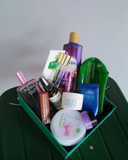 Udah lama pengen nyobain foto product empties tapi kalo dulu biasanya produk yang aku pake habisnya suka satu persatu gitu nggak barengan. Mau dikumpulin dulu kemasannya males banget nyimpen-nyimpen sampah. Nah, kebetulan banget karena selama dirumah aja aku jadi sering banget pake skincare dan bodycare, akhirnya produk-produk ini abisnya bisa barengan juga.
.
Ini dia produk-produk yang aku pake kemaren sampe abis : ✔ Bodycare :
- Shinzu'i Skin Lightening Body Scrub Kirei
- Vitalis Perfumed Moisturizing Body Wash Soft Beauty
- Pucelle Eau De Luxe Cologne Dainty ✔ Skincare :
- Bio Essence Deep Exfoliating Gel
- Acnes Facial Wash Oil Control
- Bio Essence Bio Gold 24k Gold Water
- Sensatia Botanicals Sandalwood Dream Facial C-Serum
- Innisfree Aloe Revital Soothing Gel
- Innisfree Orchid Enriched Cream
- Zoya Cosmetics Dream Bright Night Cream ✔ Make Up :
- Maybelline The Powder Mattes Touch of Nude
.
Kalo aku kebanyakan emang skincare dan bodycare sih yang selalu cepet abis. Mungkin besok-besok akan bermain make up? Mari kumpulkan niat terlebih dahulu, haha.
.
.
#clozetteid #productempties #skincare #skincareroutine #bodycare #bodycareroutine #makeup #makeuproutine #shinzui #vitalis #pucelle #bioessence #acnes #innisfree #sensatiabotanicals #maybelline #zoyacosmetics #beauty #blogger #mantrianarani