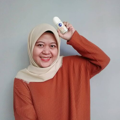 Walau #dirumahaja tapi harus tetep merawat diri dong, biar badan kita tetep bersih dan terhindar dari bau badan. Jadi selain mandi yang bersih, boleh dong ya pake deodorant juga.
.
Nah, deodorant kecintaanku banget udah pasti dari @nivea_id. Sekarang aku lagi pake yang varian Whitening Antibakteri Deo. Ini nih yang bikin aku suka sama deodorant ini :
✔ Mencerahkan kulit ketiak
✔ 99% melawan bakteri penyebab bau badan
✔ Aromanya seger banget dijamin bikin makin semangat
✔ Walau teksturnya kental tapi formulanya cepet kering
✔ Bentuk botolnya ramping jadi pas digenggam dan travel friendly
✔ Meski botolnya terbuat dari kaca tapi nggak bikin khawatir pecah
✔ Isinya banyak (50ml)
✔ Harganya dijamin terjangkau
✔ Produknya mudah ditemuin di store online maupun offline
.
Kalo bebas bau badan, kita jadi #BeraniTanpaWorry ngelakuin hal apapun kan. Orang-orang di sekitar kita pun bakalan tetep nyaman saat berada di dekat kita.
.
.
@clozetteid #NIVEADeoxClozetteID
#clozetteid #niveadeodorant #niveaindonesia #nivea #deodorant #bodycare #bodycareroutine #bodycarereview #beauty #blogger #mantrianarani