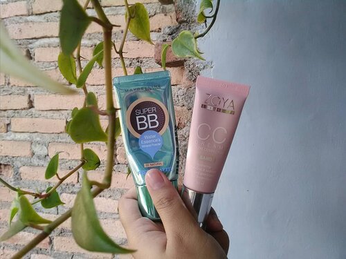 [MAKE UP REVIEW]
.
Kalo ditanya lebih suka skin care atau make up, jawabannya udah pasti skin care. Tapi tetep aja kadang suka pengen pake make up juga walau lebih ke make up minimalis aja sih. Aku lebih suka pake BB/CC Cream dibanding foundation. Karena rasanya lebih ringan (walau kata orang justru lebih ringan foundation, gak tau deh gak terlalu ngerti), coveragenya cukup yang medium aja, dan yang pasti ringan dikulit.
.
Aku pake BB Cream dari @maybelline Super BB Cream Fresh Matte (shade : natural), dan CC Cream dari @zoyacosmetics (shade : sand). Pakenya gonta-ganti aja tergantung mood. Keduanya sama-sama cocok dikulit aku dan yang pasti ringan. BB Cream punyanya Maybelline finishnya matte dan ada sensasi sejuk waktu diaplikasikan, tapi pori-pori besarku masih keliatan. Sementara CC Cream punyanya Zoya Cosmetics finishnya agak dewy di aku, untuk kulit berminyak sepertiku harus pake bedak lagi, tapi pori-pori besarku ketutup dong kalo pake ini.
.
.
#clozetteid #bbcream #cccream #maybellinebbcream #zoyacosmeticscccream #maybelline #zoyacosmetics  #makeup #makeupreview #minireview #bukanmakeupbattle #mantrianarani #blogger