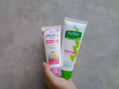 [UPDATE SKINCARE]
Akhirnya mengganti facial wash dari yang sebelumnya. Ternyata kulit wajahku nggak bisa pake facial wash yang terlalu melembabkan dalam waktu yang lama. Sementara ganti pake @sahabatmarina bright & fresh facial foam karena yang ada di rumah waktu itu ya tinggal itu. Trus waktu mampir ke drugstore iseng nyobain @acnesid complete white facial wash. Untuk saat ini kedua facial wash ini cocok dikulitku, melembabkannya pas dan nggak bikin kulit wajahku minyakan apalagi jerawatan. Ukurannya yang pas jadi nggak ngabisin tempat, selain itu kedua facial wash ini juga harganya ramah dikantong banget. Suka deh!
.
.
@sahabatmarina @acnesid 
#marinafacialfoam #acnesfacialwash #facialwash #facialfoam #minireview #skincarereview #skincareaddict #skincareroutine #skincare #updateskincare #bukanskincarebattle #clozetteid #blogger #mantrianarani