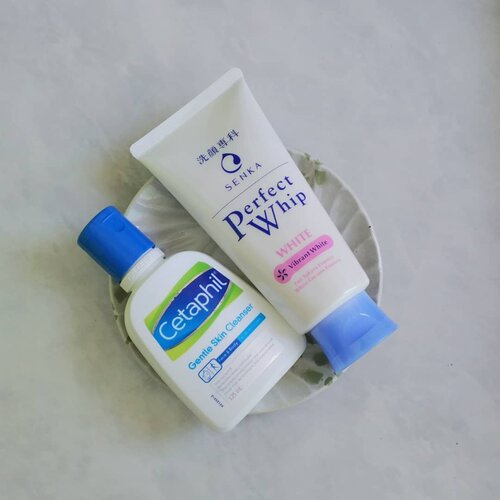 Selamat malam, setelah beraktifitas jangan lupa cuci muka pake facial wash kesayanganmu ya!
.
Ini tahapan keempat dari rangkaian skincare ku. Dulu kulit wajahku sempat bermasalah, kemudian aku nyobain @cetaphil_id, awalnya harus beradaptasi dulu karena Cetaphil bener-bener nggak berbusa sama sekali. Tapi lama kelamaan aku cocok banget dan hasilnya diwajahku juga bagus banget. Setelah Cetaphil mulai abis, aku penasaran pengen nyobain @senkaindonesia. Setelah baca kegunaan dari setiap varian Senka aku putuskan untuk nyobain Senka Perfect Whip Vibrant White ini. Senka punya busa melimpah tapi nggak bikin kulit jadi kering. Sejauh ini Senka juga cocok dikulitku dan aku masih mau ngabisin produk ini.
.
.
#clozetteid #skincare #skincarereview #skincareroutine #skincareaddict #bukanskincarebattle #facialwash #facialfoam #facialcleanser #cetaphil #cetaphilgentleskincleanser #senka #senkaperfectwhip #senkavibrantwhite #review #minireview #beauty #blogger #mantrianarani