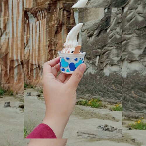 Tim Eskrim 🍦

Usia bukan halangan buat tetep suka makan eskrim, haha. Terus waktu kesini lebih mood fotoin eskrim dengan latar tebing yang cakep ini daripada selfie di spot foto. Btw, eskrimnya cepet banget cairnya, baru jalan tiga langkah udah meleleh aja, tapi chocochipsnya enak, wkwk. 

#clozetteid #icecream #icecreamlover #tebingbreksi #jogja #jogjakarta #yogyakarta #kulinerjogja #wisatajogja #explorejogja #visitjogja #visitindonesia #travel #traveling #travelling #travelgram #travelphotography #food #foodgram #foodstagram #foodphotography #blogger #lifestyleblogger #mantrianarani