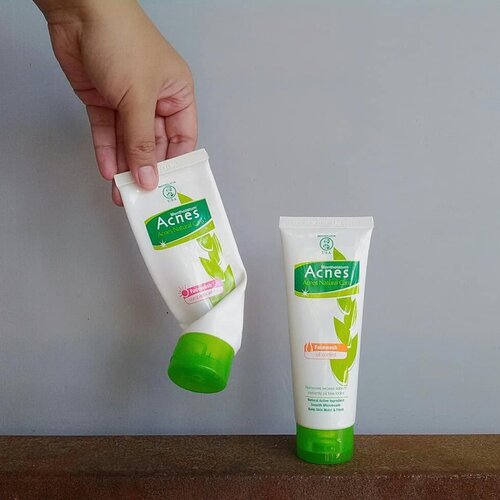 [UPDATE SKINCARE]
.
Jujur waktu menjelang facial washku abis, aku sempet lirik-lirik brand sebelah dan tertarik buat nyoba. Tapi ternyata facial wash dari brand yang kulirik lagi kosong, mau nungguin facial washnya restock kelamaan dong. Akhirnya pilihan kembali jatuh pada @acnesid tapi dengan varian berbeda. Kalo sebelumnya aku nyobain varian complete white yang lembut banget dikulit wajah dan nggak bikin kering, sekarang aku nyobain varian oil control dengan butiran microbeads-nya yang lembut dan bisa mengurangi minyak berlebih dikulit wajahku.
.
Setelah aku bandingkan keduanya, ternyata aku lebih suka yang varian oil control sih karena kemampuan membersihkannya lebih ngefek dikulit wajahku. Walaupun beda varian, tapi ternyata sama-sama nggak bikin kulit wajah kering, malah kulit wajahku tetep lembab dan lebih segar. Nggak ada efek aneh-aneh juga dikulit wajahku. Soal harga? Ini yang aku suka, disaat harga facial wash lainnya mulai melambung tinggi, harga facial wash ini tetep berada dikisaran Rp 30.000 dengan kualitas yang nggak kalah dari facial wash lainnya.
.
.
#clozetteid #facialwash #acnesid #acnesfacialwash #skincare #updateskincare #skincareaddict #skincareroutine #skincareenthusiast #skincarereview #minireview #review #blogger #mantrianarani