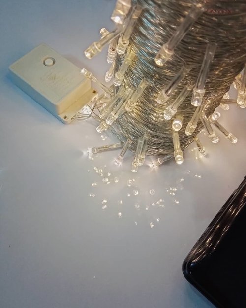 Cara lain memasang lampu tumblr selain digantung di dinding ialah dililit ke botol yang sudah tidak terpakai. Hasilnya tetep bagus kok. #ClozetteID #roomdecor #tumblrlamp #lamputumblr