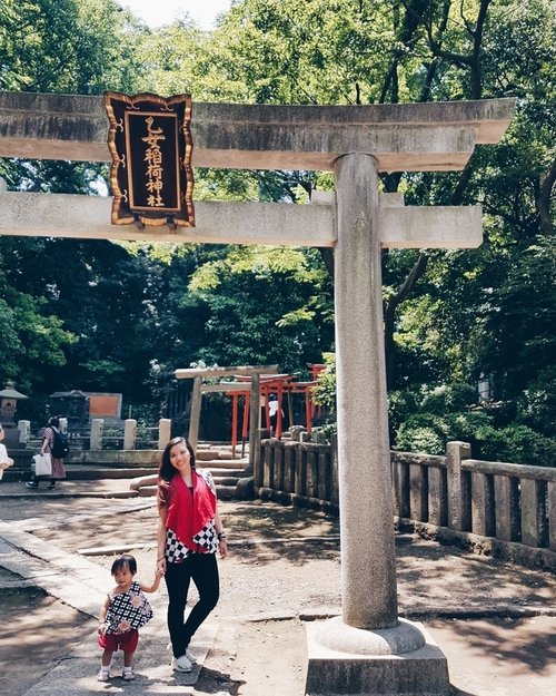 Visiting the beautiful Nezu Shrine  in Yanesen neighbourhood.

Mamaberry's #ootd by @sofiadewi.co 
#sakuraberry2017 
#nezushrine 
#yanesen
#japan
#travel
#clozetteid