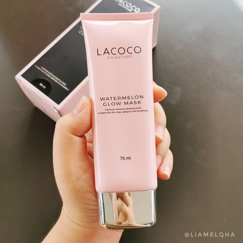 Hai Gengs, Hari ini aku mau sharing tentang masker lokal nih, yaitu Lacoco Watermelon Glow Mask yang aku dapat dari @jakartabeautyblogger. Masker lokal dari Lacoco ini sudah cukup lama masuk dalam wishlist ku. Kemasan Lacoco Watermelon Glow Mask ini manis sekali karena berwarna pink dengan tutup ulir berwarna silver. Aromanya seperti ada aroma yg fresh menyegarkan, ketika diaplikasikan di wajah, aromanya hilang. Teksturnya mudah dibaurkan.Oh ya, Lacoco Watermelon Glow Mask ini adalah sleeping mask yah. Jadi dibilasnya besok pagi setelah bangun tidur. Selama aku menggunakan masker (+- 1minggu) ini kondisi mukaku cepat membaik. Karena sebelumnya kulitku sedang kering setelah facial. Jadi aku pake ini sebelum tidur 2hari sekali. Dalam 4 hari (berarti 2x pake) kulitku jadi lebih halus, lembab, sedikit lebih glowing dan nggak kering lagi. Di bagian pinggiran bibir yang terkelupas udah nggak terkelupas lagi. Setelah kulitku back to combination aku pakai ya 3hari sekali. Biar nggak over  moisturizing. Absolutely going to use this mask routinely 2-3times a week! ❤️❤️ #ClozetteID #liamelqhadotcom #JourneyAboutMakeup #BloggerPerempuan #Beautiesquad #KEB #KumpulanEmakBlogger #ClozetteID #IndonesiaFemaleBlogger #SociollaBlogger #KBBVmember #batambeautyblogger #jbbfeatured #indonesiabeautyblogger #lacocowatermelonglowmask #maskerlokal #lacocosleepingmask