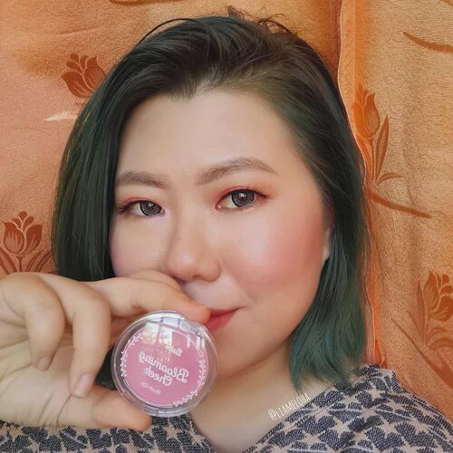 Fanbo Blooming Cheek Blush OnThe newest Blush On from @fanbocosmetics. Blush on ini ada 6 warna, yaitu:01 First Date (warnanya agak pink peachy tone) 02 Prom Kiss (super light pink tone) 03 Pinky Promise (agak pink ungu tone. Warna ini dominant pinj) 04 Happy Ending (deep brown dg hint ungu sedikit dan ada shimmer) 05 Sweet Heart (ungu pink tone ada shimmer nya. Warna ini dominant ungu) 06 Warm Hug (hampir Coral Peach tone ada shimmernya) Slide 4 arm swatches with ring light Slide 5 arm swatches with natural lightYang berbeda pada Blush On ini adalah•	Micro coated Particle yang membuat warna lebih mudah menyatu sempurna di wajah. •	Light Reflecting Pigment yang membuat aplikasi terasa lembut dan halus dengan warna yang segar.Apa yaang aku rasakann? Blush on ini emang gampang banget dibaurkan. Warnanya juga buildable, cocok buat yang pro maupun pemula. Warna nomor 1-3 itu matte dan nomor 4-6 itu ada shimmernya. Yang lagi aku pake sekarang itu yang nomor 05 Sweet Heart, adanya partikel shimmer yang kecil nggak membuat look aku jadi lebay kulitku malah aku kelihatan segar dan glowing. Nggak perlu additional highlighter untuk daily look. Warna 04 Happy Ending itu di aku bisa jadi Bronzer juga, tapi karena ada partikel shimmernya jadi pakenya tipis ajah. 😍. Harganya pun ramah di kantong loh. Cus lah cobain. #FanboCosmetics #FanboBloomingCheek#JakartaBeautyBlogger #jbbfeatured#JakartaBeautyBloggerFeatFanboCosmetics #Clozetteid #reviewproduklokal#blushonmurah #liamelqhareview#JourneyAboutMakeup #liamelqhadotcom@fanbocosmetics@JakartaBeautyBlogger