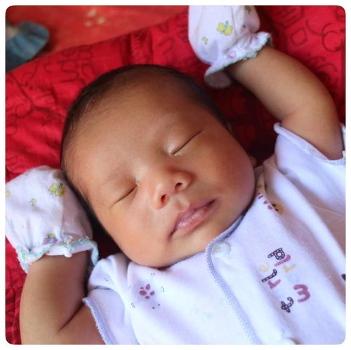 Tim pipi lebar 😘😘. Ini bayi dari umur seminggu lebih kalo tidur lebih pewe tangannya begini. Ada yg punya pengalaman yang sama?#marshallzakkteo #ClozetteID #momblogger #babyboy #newborn