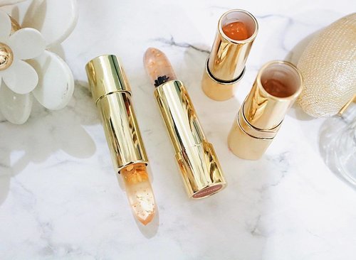 All lipstick lovers, listen up! You're about to fall head over heels in love with this lipstick bcause it's pure MAGIC ✨
Created by Kailijumei, this lipstick is infused with jelly, gold specks and tiny flower. The lipstick of your dreams ✨
Thank you @kailijumei_kalsel, finally i could try these loves 💕
.
.
.
#clozetteid #endorsement #endorse #kailijumei #lipstick #blogger #makeup