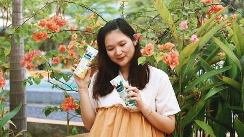 Finally, aku sudah nyobain variant terbaru Vaseline yaitu Vaseline Super Food! Ada 3 variant, yaitu Citrus, Cranberry dan Green Tea. Dari ketiga variant, aku paling suka sama Citrus, karena wanginya seger banget dan terkenal dengan vitamin C yang dapat menutrisi kulit, jadi kulitku segar dan glowing! Kalian sudah cobain belum? Kalau belum, wajib banget nyobain karena variant ini limited edition, jangan sampai kehabisan ya!@VaselineID @Lazada_ID @BeautyJournal#VaselineSuperfoodSkinSerum #SuperskinEveryday#VaselinexBeautyJournal.......#skincare #beauty #blogger #fashion #fashionblogger #wiwt #potd #vscocam #eosm10 #lovelife #instagood #lifestyleblogger #beautyjunkie #clozetteid