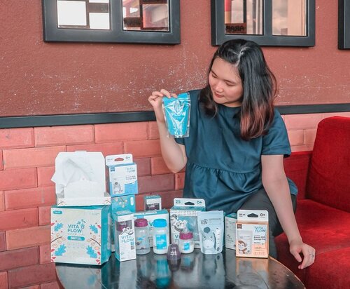 As a new mom, so pasti happy banget dikirimin produk-produk yang berguna banget dari @vitaflow.baby! .🍼 Milk Storage Bag Produk pertama yang aku dapat ada kantong asip, ada yang animal series (100 ml) dan gambar vitaflow (240 ml)Yang aku suka dari kantong asipnya Vitaflow, selain bahannya yang bagus dan tebal, kantong asip Vitaflow dilengkapi dengan double zipper yang pasti aman dan steril banget dan gak gampang tumpah/bocor! .🍼 Milk Storage BottleProduk kedua ada botol untuk simpan asip yang multifungsi, tersedia dengan ukuran 60 ml dan 120 ml. Kenapa multifungsi? Jadi selain untuk simpan asip, botolnya juga dilengkapi dengan teat, jadi bisa dijadiin dot bayi! Bahannya terbuat dari Polypropylene yang aman untuk disterilkan di suhu panas dan tentu juga bisa dipakai di freezer .🍼 Multipurpose Dry TissueLastly, aku dapat dry tissue yang serba guna dan ajaibnya bisa digunakan menjadi tissue basah (dituang air) dan tissue kering. Bahannya dari honeycomb, jadi tebal gak gampang robek! .Overall aku puas banget sama produk-produknya Vitaflow, karena berguna banget untuk para ibu ibu, apalagi aku yang gamau rempong! Thank you @vitaflow.baby! Recommended banget 👏.....#clozetteid #ootd #ootdindo #lookbook #lookbookindonesia #lifestyleblogger #fashion #blogger #fashionblogger #wiwt #potd #vscocam #eosm10 #lovelife #instagood #streetstyle #potd #eosmdiaries #beautyblogger #setterspace