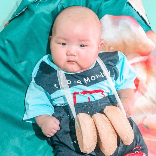 14/02/2020Happy 4 months my baby bakpao, Mikkel 🍀Sehat terus kesayangan mamaa, jangan males belajar tiarap, dan kalo foto senyumm dongg, ekspresinya sama semua 😂❤️...#clozetteid #baby #babyboy #love