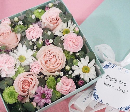 " Flowers don’t worry about how they’re going to bloom. They just open up and turn toward the light and that makes them beautiful." – Jim Carrey
🌸 Flower Box by @araluenflowers 🌸
.
.
#flowerbox #flowerstagram #floristjkt #flower #clozetteid #starclozetter #lifestyleblogger #styleblogger #endorsement