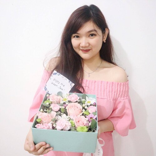 🌸 Flowers are the sweetest things God ever made, and forgot to put a soul into 🌸
.
.
.
#flowerbox #flower #flowerstagram #clozetteid #starclozetter #styleblogger #lifestyleblogger #flowergift