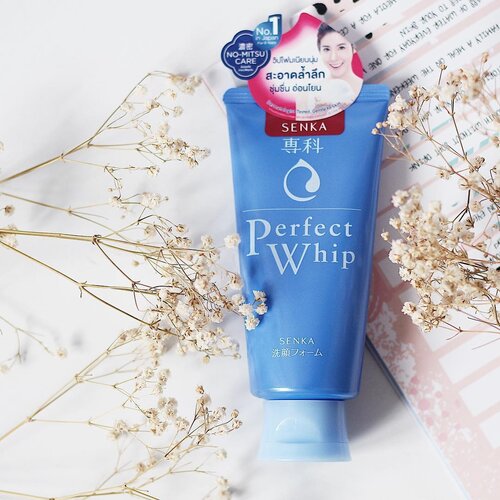 Masih edisi beli skincare waktu di Bangkok kemarin. Jadi, aku nemu facial foam yang lagi hype banget dikalangan blogger. Dan aku pun sungguh teracuni dan penasaran sama Senka Perfect Whip yang katanya bisa bikin busa yang banyak dan hugee. Full review aku sudah tayang yaaaaa, link di bio 💙...#senka #perfectwhip #facialfoam #clozetteid #beautyjournal #makeup #skincare #blogger #beautyblogger #fashionblogger #makeupjunkie #wiwt #lifestyleblogger #potd #vscocam #eosm10 #lovelife #instagood #potd #eosmdiaries #ggrep #ggrepstyle