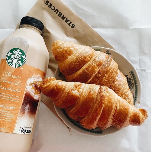 Croissant is love 🥐 #croissant ...#clozetteid #starbucks #potd #food #flatlay