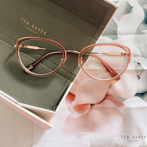 How i love this super cute pink glasses from @ted_baker! It really fits my face shape, love it 🌸
#tedbakerlondon #tedbakerglasses .
.
.
.
#clozetteid #lifestyleblogger #ootd #potd #flatlay