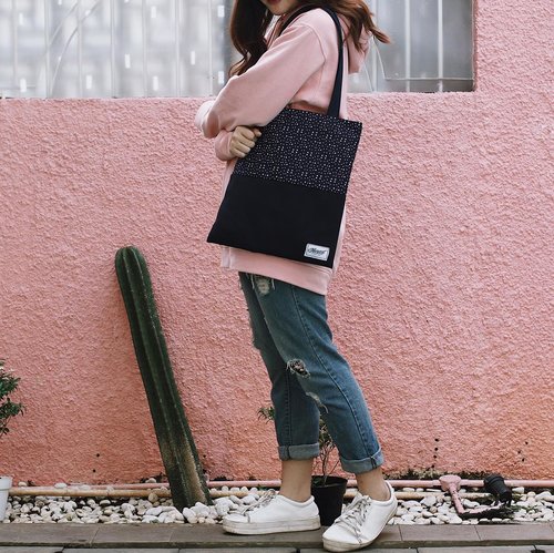 🌸 My tote bag is cooler than yours 🌸
For @harvest_goods photoshoot campaign ✨ #collabwithjess
.
.
.
.
.
#clozetteid #ootd #ootdindo #lookbook #lookbookindonesia #lifestyleblogger #fashion #blogger #fashionblogger #wiwt #potd #vscocam #eosm10 #lovelife #instagood #streetstyle #potd #eosmdiaries #ggrep #ggrepstyle #cgstreetstyle #streetfashion #beautynesiamember #sociollabloggernetwork #charisceleb