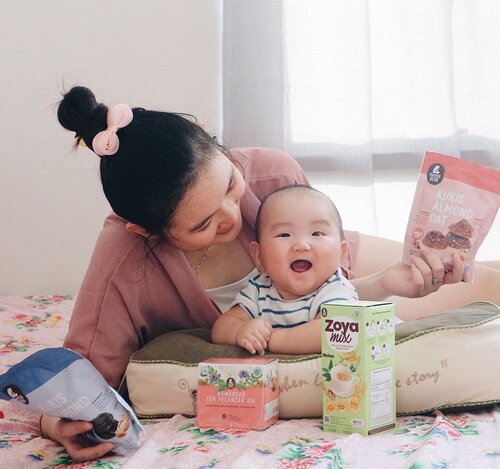 Happy mommy, happy baby!Beberapa hari lalu dikirimin asi booster ter-enak yang pernah aku coba dari @mamabearid 😍Tehnya wangi dan manis, Zoya Mix nya rasa melon ada serealnya enak banget! Cookiesnya apalagi! Udah enak, sehat lagi! Favorit aku yang chocochips ❤️Thank you @mamabearid for supporting busui-busui! #mamabear #asibooster #happybaby ......#clozetteid #lifestyleblogger #fashion #blogger #fashionblogger #wiwt #potd #vscocam #eosm10 #lovelife #instagood #streetstyle #potd #eosmdiaries #ggrep #ggrepstyle #cgstreetstyle #streetfashion #setterspace