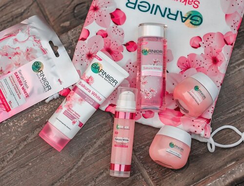 Guys udah pada cobain belum rangkaian seri terbaru dari Garnier yang Sakura White?Kalau belum, kalian wajib banget cobain. Aku dan suamiku pakai ini loh, kulit jadi lembab, cerah dan kenyal! Full reviewnya sudah tayang di www.jssicanovia.com 💕 #garniersakurawhite .....#skincare #beauty #blogger #fashion #fashionblogger #wiwt #potd #vscocam #eosm10 #lovelife #instagood #lifestyleblogger #beautyjunkie #clozetteid #beautynesiamember