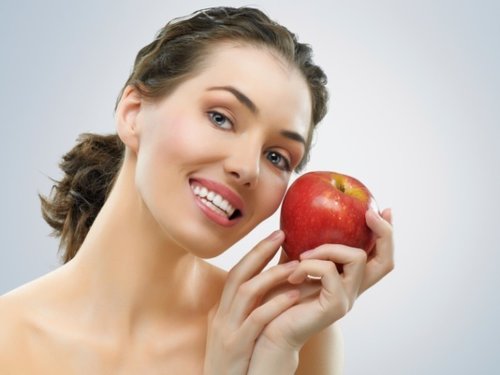 Apple's antioxidant property prevents cell and tissue damage. Studies by nutritionists have shown that apples contain elastin and collagen, which keep the skin young.