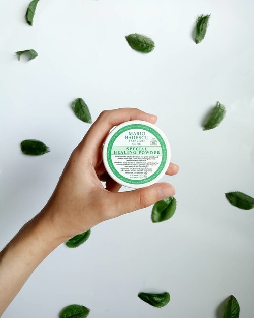 Idk why nobody talks about this magique @MarioBadescu Special Healing Powder??? It gives calming sensation whenever I use it over my itchy post-Jember breakout area. Used this just for 4 days and I am deeply in love😭😭❤❤ This may looks very small but it can be used up to more than 3 months, I guess?? The texture is loose but war heavier than dust, I have no idea how to describe it properly but a little goes along the way! Formulated for oily, troubled skin, this Sulfur-based powder claims it can help: 
Fight T-zone shine ✅
Decongest pores✅
Balance oil in the skin ✅

Where to shop: Shopee - Ninoskincare -------- #specialhealingpowder #dehydratedskin #congestedskin #acneproneskin #skincareroutine #skincarereview #skincareproduct #instaskincare #selfcare #skincareblogger #skincarecommunity #abcommunity #skincaregeek #acnesurvivor #beautyblogger #bloggerperempuan #clozetteid #intothegloss