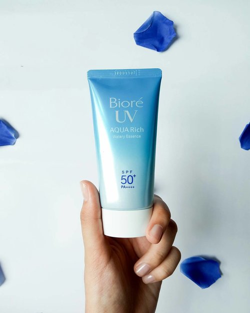 It was a total struggle finding sunscreen I've been using for almost 2 years, Skin Aqua UV moisture Milk SPF 50+ PA+++, and I gave up three months ago and purchased this Biore UV Aqua Rich Watery Essence SPF 50+ PA++++ instead. 
Never seen any negative review about it (tons of my friend also use it as their daily sunscreen) so I thought it would be safe on my literally-allergic-to-almost-anything skin.

At its first (til the last application), I love how it gives me cool sensation, and scent of Orange in its formula. More to add, this gives me oil-free looks through out the day, which is the best part.

But the worst part is.... I didn't realize it was the main cause I keep breaking out, where this tiny whiteheads grow aaaaalllll oooveerrrr my face.  I thought it happened bcs of my recklessness of trying products with tea tree but I noticed my skin keeps getting mad at me even after weeks I threw out all of my tea tree-related products. Acnes in any size started to grow in any part of my face. The most annoying part was the area below my nose where I looked like I grow a moustache, in Don Corleone's way: thin, but noticable. Skin so bumpy I almost cry everytime I wash my face or applying any skin care product. I stopped using the product when I found my love of life Skin Aqua in my favorite drugstore, and all these little whiteheads significantly decreasing (ugh, finally). I tracked down its ingredients in CosDNA and found multiple ingredients that labeled as "comedogenic", which actually in lowest level (1): Dimethicone and PEG 400. Both of them are not found in Skin Aqua's ingredients list. Butylene Glycol is also considered comedogenic and found in its ingredients list but no way I blame this one since it is found in almost all of my skin care products, and years of using it has given zero bad impact. 
Overall Rating: 2/5 
Where to buy: 120K-ish, Guardian

#skincareina #bioreuv #biorespf50 #bioreuvspf50review #biore #clozetteid #acneproneskin #skincarereview #makeupreview #skincareproduct #instaskincare #selfcare #skincareblogger #skincarecommunity #abcommunity #skincaregeek #acnesurvivor #beautyblogger #bloggerperempuan #clozetteid #intothegloss