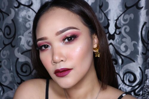 thank you berry much?🍇🍆
.
just got the @lagirlindonesia metal liquid lipstick, and i know i am very very lemah jadi langsung deh di swatch trus kok kece dan mikir “kayanya cocok deh lipstick ini pake eyeshadow itu....” finally berakhir dengan full glam makeup ini 🤣
.
Ada ga yang pernah kaya begitu?? And look at my sailor moon earring, cubanget ya?
.
.
.
.
#motd #makeupoftheday #art #mua #muajakarta #muaindonesia #makeup #makeupartist #selfie #girl #indobeautyblogger #beautyblogger #beauty #blogger #indobeautygram #beautybloggerindonesia #youtuber #youtuberindonesia #lagirlcosmetics #makeupwisuda #makeuprevolution #wakeupmakeup #vegasnay #mymakeup #muaawesome #beautybloggerindonesia #lakmemakeup #dailymakeup #clozetteID