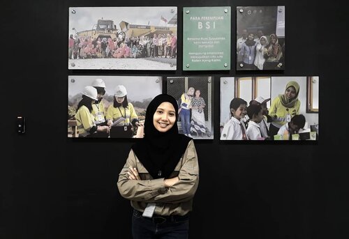 Dalam bingkai 🖼🖼..#work #working #job #myjob #office #company #mining #dayjob #ilovemyjob #selfie #selfpotrait #photooftheday #business #blackandwhite #blackandwhitephotography #hijabinspiration #hijaboftheday #hotd #tgif #snapseed #clozetteid