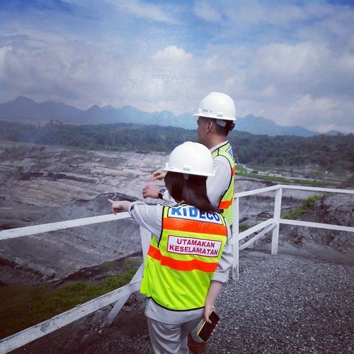 Di sela sela pekerjaan ketika survei lapangan ke pit #mining #eastkalimantan #kalimantan #ootd #work #clozettegirl #clozetteid