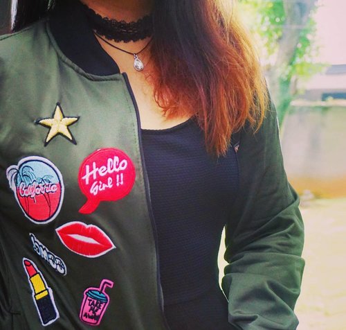 Ya'll probs can tell that your gurl right here is not a casual ootd artist, but this patched bomber jacket def too dope to be passed😎
.
Anyway, something real cool is coming your way, it will be revealed on saturday sooo stay tuned!😍
.
.
.
#makeupwithselly #girlgang #madformakeup #patch #bomberjacket
#ootdindo #clozetteid