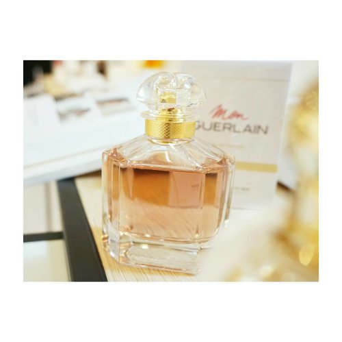 Enjoying fun time exploring this new fragrance from @guerlain Mon Guerlain😍
.
The fragrance itself is a tribute to a strong, free and sensual feminity, inspired by Angelina Jolie. Perfect blends of Carla Lavender, Sambac Jasmine, Sandalwood and Tahitensis Vanilla. On the first spray, you mainly will enjoy the sandalwood and jasmine but once it dries down, the vanilla notes will kick in💕
.
So if you love a feminine yet sensual perfume, you gotta try this one!
.
.
.
.
.
.
#MakeupwithSelly #MonGuerlain 
#clozetteidxguerlain #clozetteID