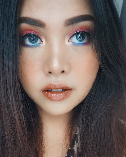 YAYY SUMMER IS HEREEE!! 🌤👙🍻
.
It’s time to chasing the sun and pull some vibrant makeup looks! I’m creating this #summerbrightvibes look using #lakme9to5 products! For the blue summer look i’m using Eyeconic Kajal Royal Blue in my under eye💙
.
.
#summerbrightvibes #lakme9to5 #stylingtrendsetters #instantglam #beautyblogger #clozetteid